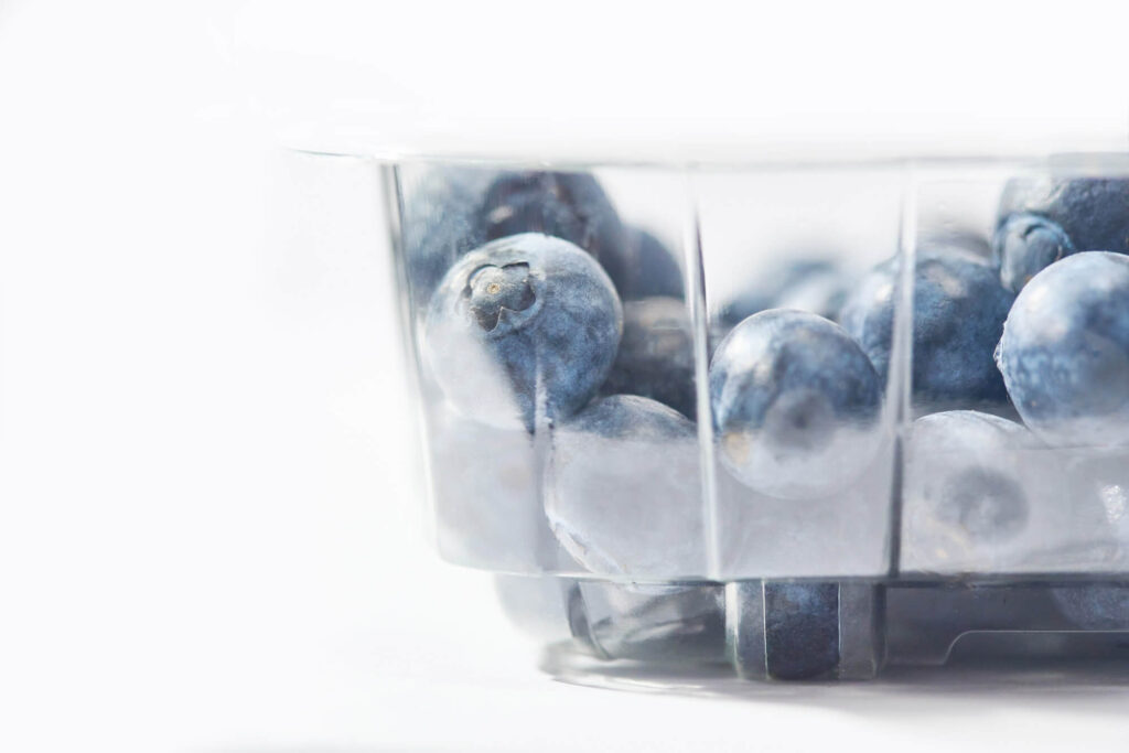 Frische Blaubeeren in transparenter Schale – versiegelt mit Solipac Siegelfolie für hygienische Lebensmittelverpackung.