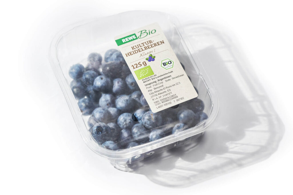Bio-Heidelbeeren in versiegelter Schale mit Etikett – hygienisch verpackt mit Solipac Siegelfolie für den Einzelhandel.