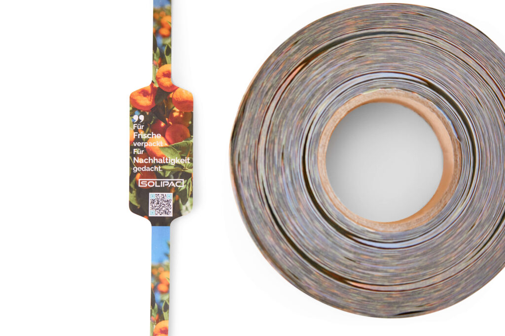 Solipac Stegetiketten auf Rolle und ein einzelnes daneben – individuell bedruckt mit Fruchtmotiv und QR-Code.